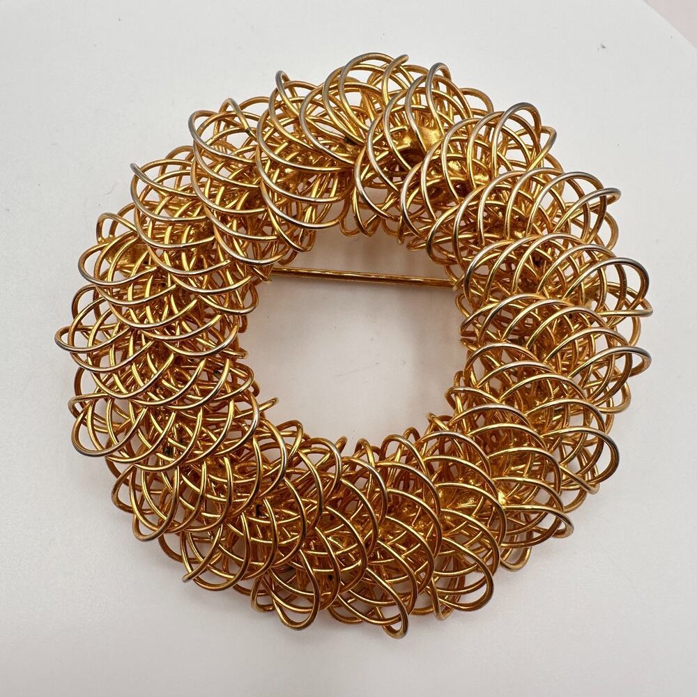 Vintage 60s Gold Tone Woven Wire Mesh Wreath Brooch Textured Modern Pin Jewelry
